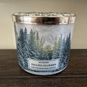 Bath & Body Works Falling Flurries 3-Wick Candle Holiday 2022 NEW